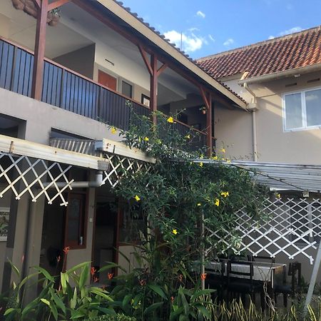 De Riau Guesthouse Бандунг Экстерьер фото