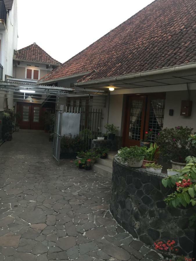 De Riau Guesthouse Бандунг Экстерьер фото