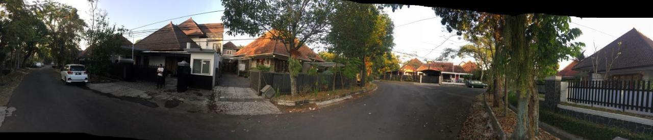 De Riau Guesthouse Бандунг Экстерьер фото